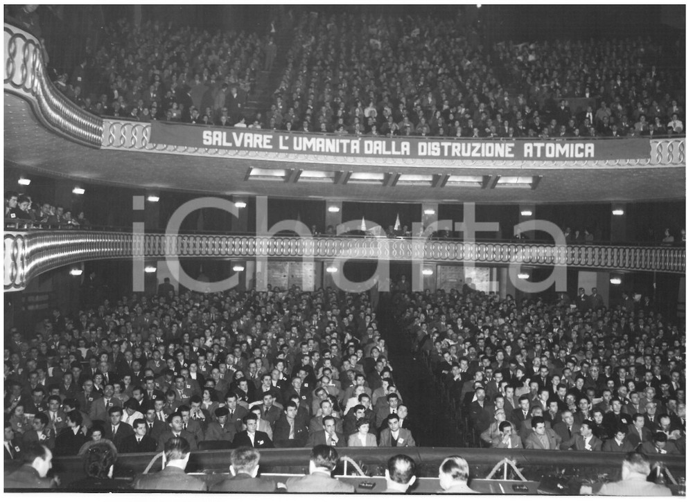 1954 MILANO Congresso PCI - Salvare l'umanitÃ  dalla distruzione atomica *Foto Fotografia d'epoca con didascalia coeva al verso.  CONDIZIONI: FAIR (ondulazione al margine superiore; lieve sovraimpressione) CONDIZIONI: 18x13 cm    originale e autentica 1