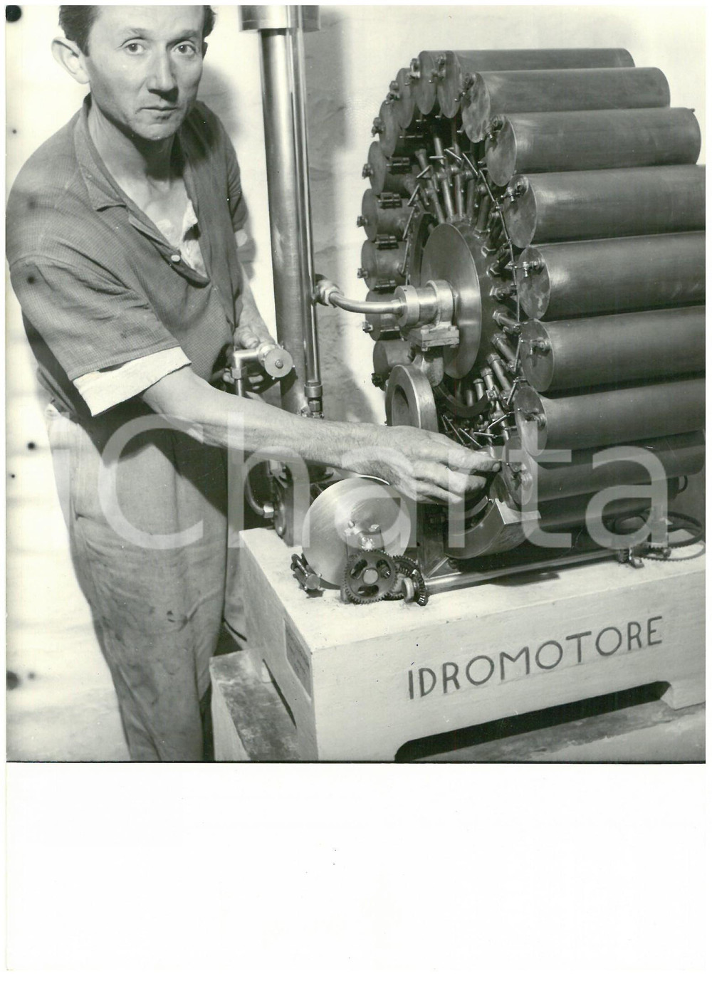 1955 ca GUASTALLA Armando BENASSI con apparecchio "Idromotore" di sua invenzione Fotografia d'epoca con didascalia coeva al verso.  CONDIZIONI: FAIR (piccole piegature e sovraimpressioni) CONDIZIONI: 13x18 cm    originale e autentica 1