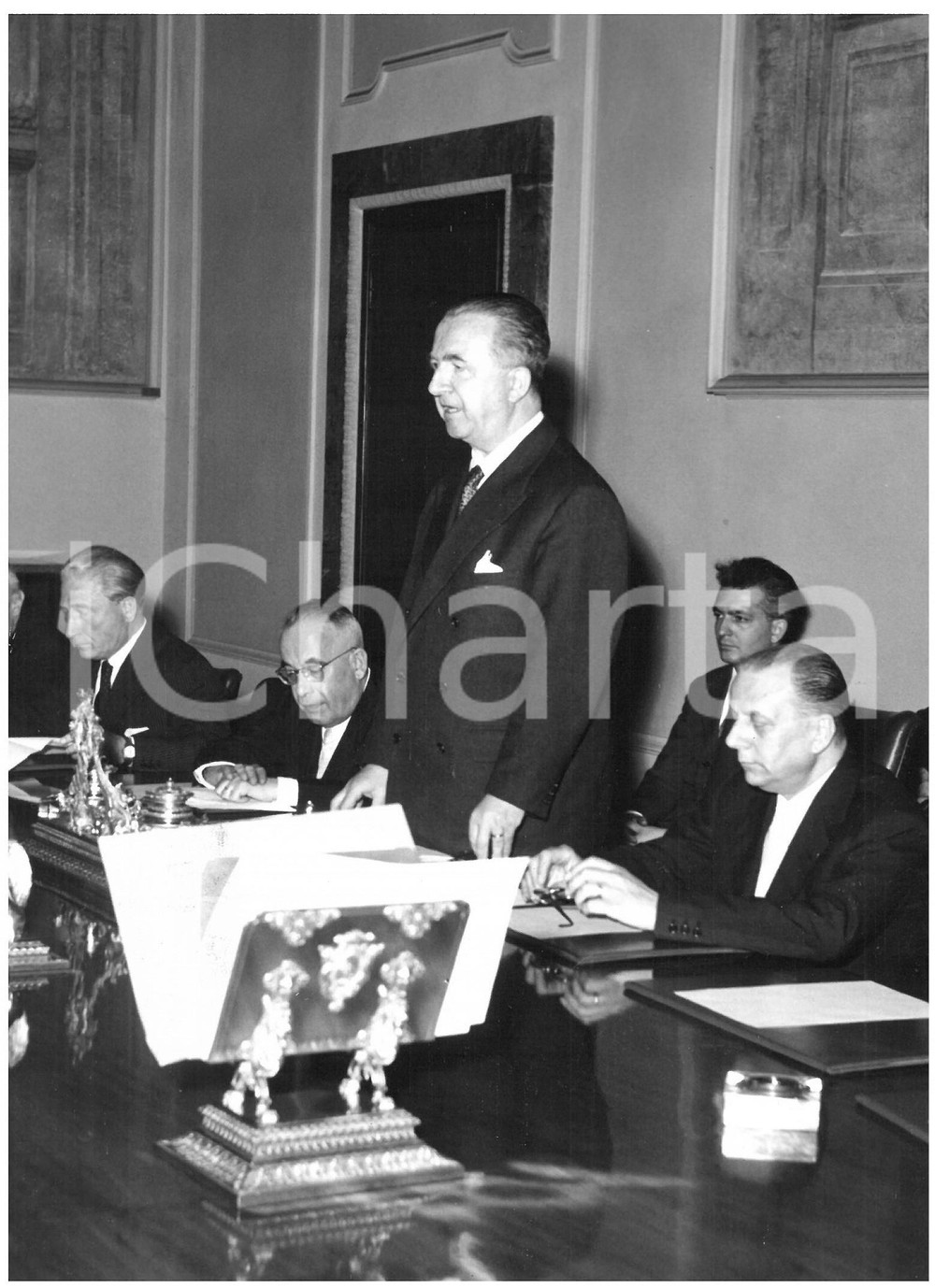1958 MILANO Palazzo Marino - Giuseppe PELLA durante conferenza stampa *Foto Fotografia d'epoca con didascalia coeva al verso.  CONDIZIONI: G (ma lieve ondulazione al margine sinistro) CONDIZIONI: 13x18 cm    originale e autentica 1