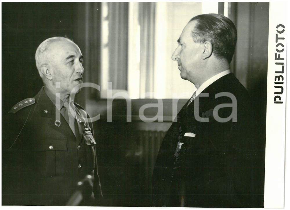 1954 ROMA Quirinale - Giuseppe PELLA a colloquio con un militare *Foto 18x13 cm Fotografia d'epoca con didascalia coeva al verso.  CONDIZIONI: FAIR (lieve ondulazione e graffi) CONDIZIONI: 18x13 cm    originale e autentica 1