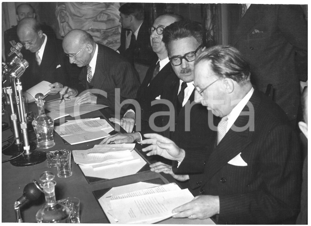 1953 ROMA Convegno per l'Idea Europea - Tavola rotonda con Giuseppe PELLA *Foto Fotografia d'epoca con didascalia coeva al verso.  CONDIZIONI: G (ma lieve sovraimpressione) CONDIZIONI: 18x13 cm    originale e autentica 1