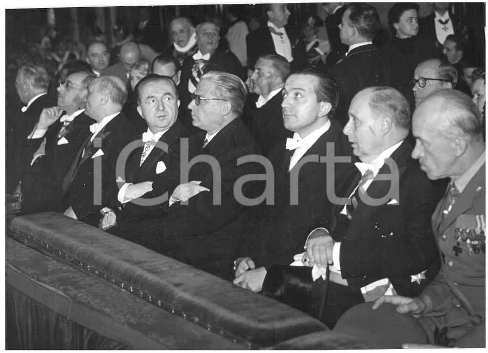 1953 ROMA Basilica Santa Maria Maggiore - Giuseppe PELLA con Giovanni GRONCHI  Fotografia d'epoca, con didascalia coeva al verso, scattata in occasione dell'apertura dell'Anno Mariano.  CONDIZIONI: G (ma lievi graffi) CONDIZIONI: 18x13 cm    originale e autentica 1