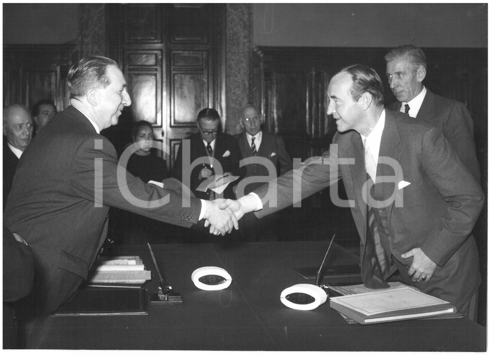 1958 ROMA Giuseppe PELLA stringe accordo con Manfred KLAIBER *Foto 18x13 cm Fotografia d'epoca con didascalia coeva al verso.  CONDIZIONI: G (ma lieve piegatura all'angolo superiore destro) CONDIZIONI: 18x13 cm    originale e autentica 1