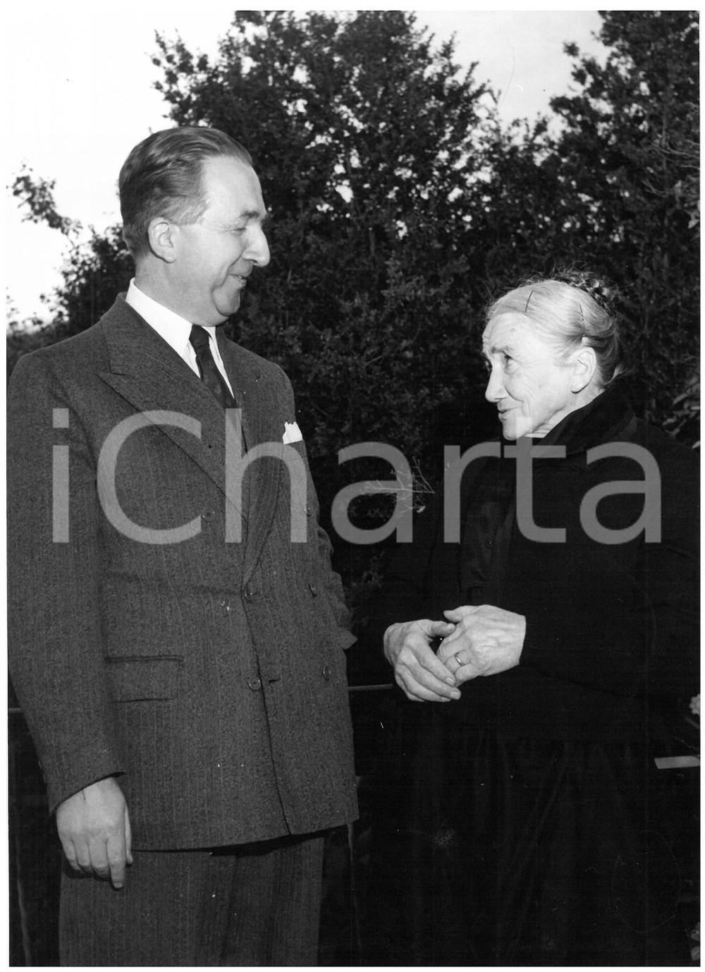 1953 VALDENGO (BI) Giuseppe PELLA con la madre nella tenuta di famiglia