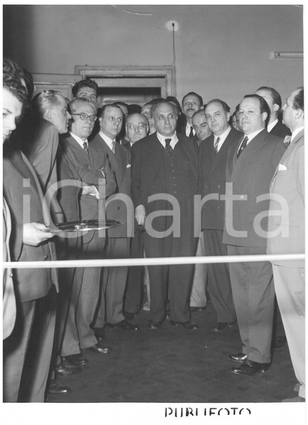 1954 MILANO Via Clerici - Giovanni GRONCHI inaugura nuova sede della DC - Foto Fotografia d'epoca con didascalia coeva al verso.  CONDIZIONI: POOR (piegatura al margine superiore; lieve sovraimpressione lungo il margine sinistro) CONDIZIONI: 13x18 cm    originale e autentica 1