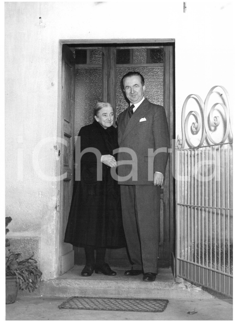 1953 VALDENGO (BI) Giuseppe PELLA con la madre nella tenuta di famiglia *Foto Fotografia d'epoca.  CONDIZIONI: G CONDIZIONI: 13x18 cm    originale e autentica 1