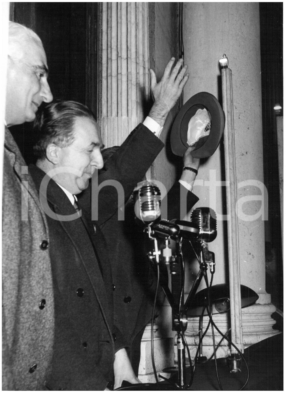 1955 ca VENEZIA Giuseppe PELLA al termine del discorso *Foto 13x18 cm Fotografia d'epoca con didascalia coeva al verso.  CONDIZIONI: FAIR (bassa qualit&agrave; di stampa; lieve sovraimpressione) CONDIZIONI: 13x18 cm    originale e autentica 1