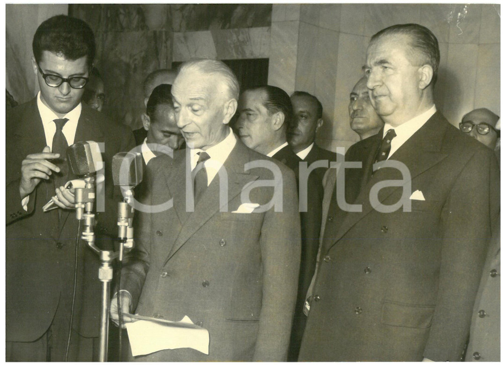 1959 ROMA Antonio SEGNI e Giuseppe PELLA rilasciano dichiarazione ai giornalisti Fotografia d'epoca con didascalia coeva al verso.  CONDIZIONI: G (ma piccola piegatura all'angolo superiore destro) CONDIZIONI: 18x13 cm    originale e autentica 1
