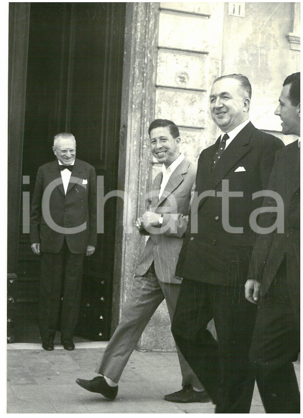 1959 ROMA Giuseppe PELLA circondato dai giornalisti *Foto 13x18 cm Fotografia d'epoca con didascalia coeva al verso.  CONDIZIONI: G (ma lieve ondulazione) CONDIZIONI: 13x18 cm    originale e autentica 1