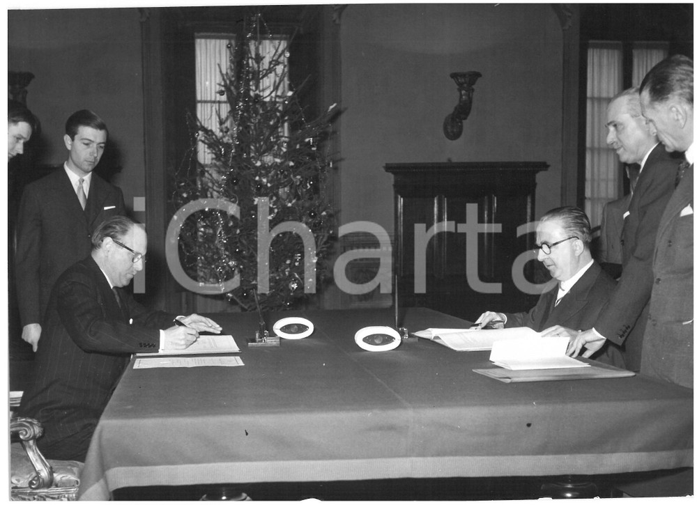 1957 ROMA Giuseppe PELLA firma accordo di collaborazione con Ashley CLARKE *Foto Fotografia d'epoca con didascalia coeva al verso.  CONDIZIONI: FAIR (minime mancanze di pellicola al margine inferiore; piccola piegatura al centro) CONDIZIONI: 18x13 cm    originale e autentica 1