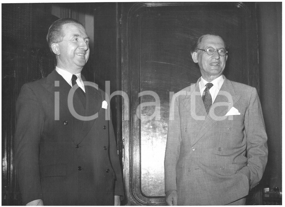 1953 ROMA Giuseppe PELLA con Alcide DE GASPERI *Foto 18x13 cm Fotografia d'epoca con didascalia coeva al verso.  CONDIZIONI: G (ma lievi graffi) CONDIZIONI: 18x13 cm    originale e autentica 1