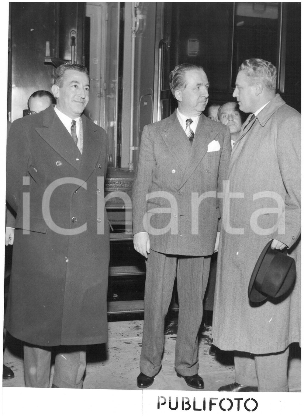 1955 ca GENOVA Arrivo di Giuseppe PELLA in stazione *Foto 13x18 cm Fotografia d'epoca.  CONDIZIONI: G (ma piccole sovraimpressioni) CONDIZIONI: 13x18 cm    originale e autentica 1
