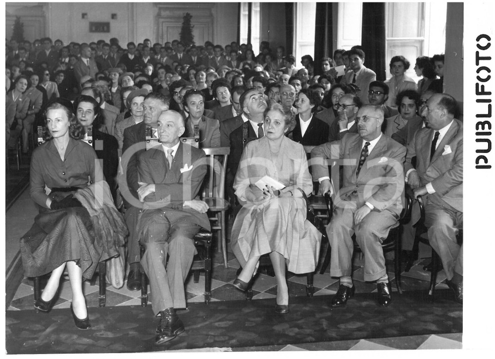 1953 ROMA Liceo Torquato Tasso - Inaugurazione anno scolastico - Antonio SEGNI  Fotografia d'epoca con didascalia coeva al verso.  CONDIZIONI: FAIR (piccola piegatura all'angolo superiore destro; sovraimpressioni; didascalia al verso danneggiata) CONDIZIONI: 18x13 cm    originale e autentica 1