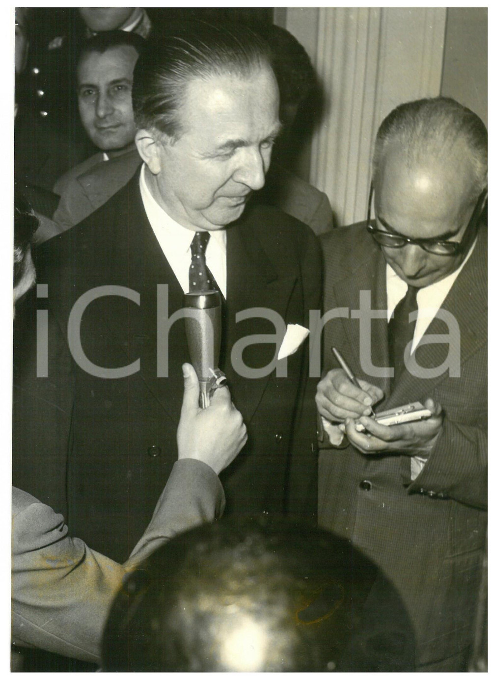 1957 ROMA Giuseppe PELLA rilascia dichiarazione ai giornalisti - Foto 13x18 Fotografia d'epoca con didascalia coeva al verso.  CONDIZIONI: FAIR (lievi aloni e sovraimpressioni) CONDIZIONI: 13x18 cm    originale e autentica 1