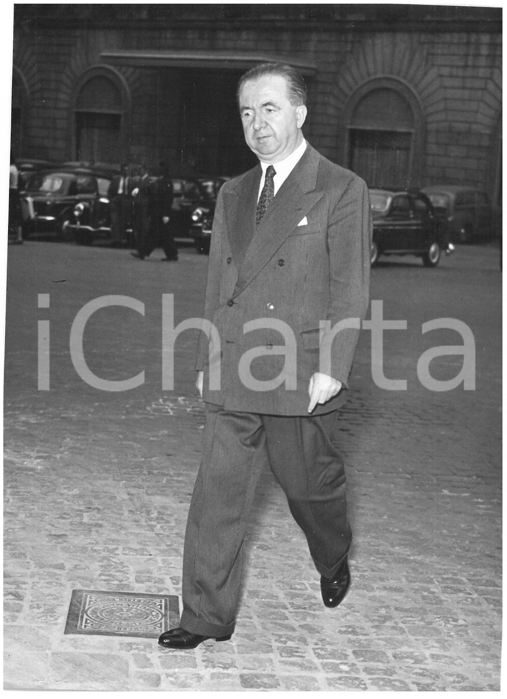 1955 ROMA Arrivo di Giuseppe PELLA a Montecitorio *Foto 13x18 cm Fotografia d'epoca con didascalia coeva al verso.  CONDIZIONI: G CONDIZIONI: 13x18 cm    originale e autentica 1