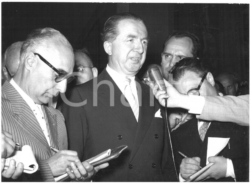 1955 ROMA Giuseppe PELLA rilascia intervista ai giornalisti - Foto 18x13 cm Fotografia d'epoca con didascalia coeva al verso.  CONDIZIONI: G (ma lieve sovraimpressione e minime abrasioni ai margini) CONDIZIONI: 18x13 cm    originale e autentica 1