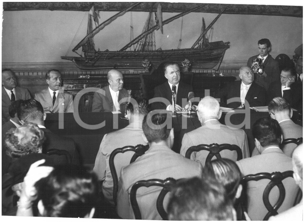 1957 ROMA Giuseppe PELLA durante conferenza stampa - Fotografia 18x13 Fotografia d'epoca con didascalia coeva al verso.  CONDIZIONI: G (ma piccola piegatua al margine destro) CONDIZIONI: 18x13 cm    originale e autentica 1