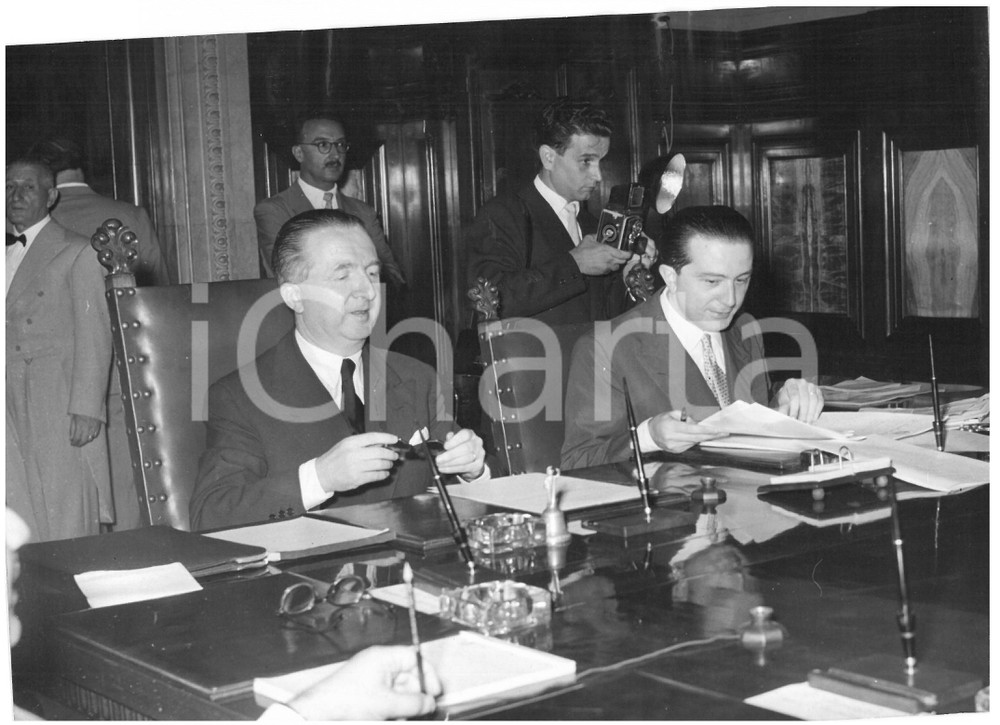1953 ROMA Viminale - Giuseppe PELLA presiede Consiglio dei Ministri *Foto 18x13 Fotografia d'epoca con didascalia coeva al verso.  CONDIZIONI: FAIR (ondulazione) CONDIZIONI: 18x13 cm    originale e autentica 1
