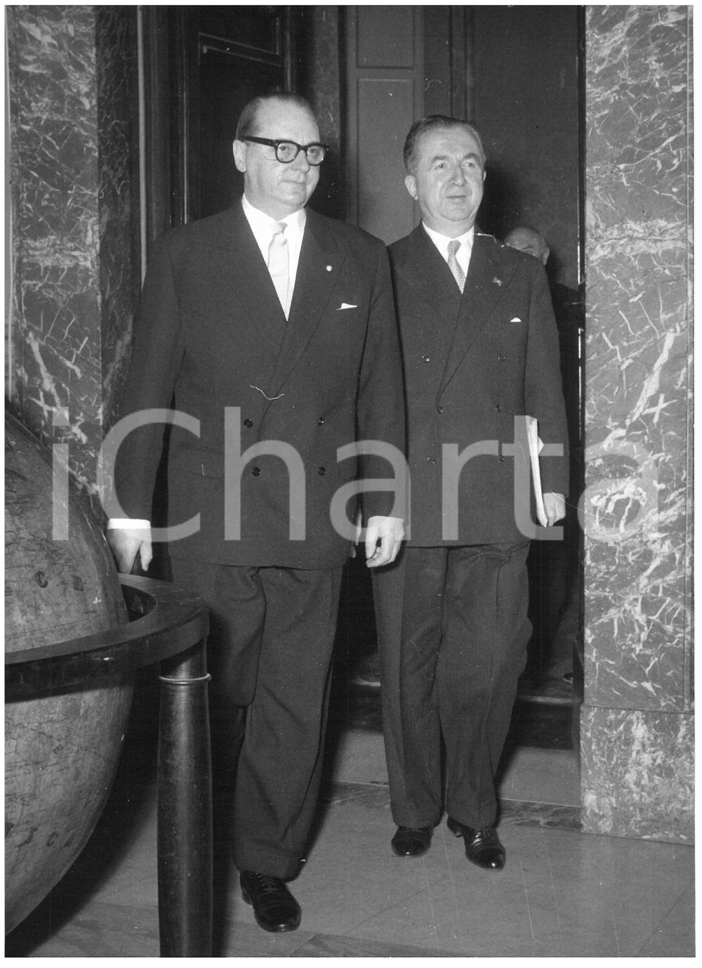 1957 ROMA Giuseppe PELLA riceve Heinrich VON BRENTANO *Foto 13x18 cm Fotografia d'epoca con didascalia coeva al verso.  CONDIZIONI: G (ma piccola mancanza di pellicola al margine inferiore) CONDIZIONI: 13x18 cm    originale e autentica 1