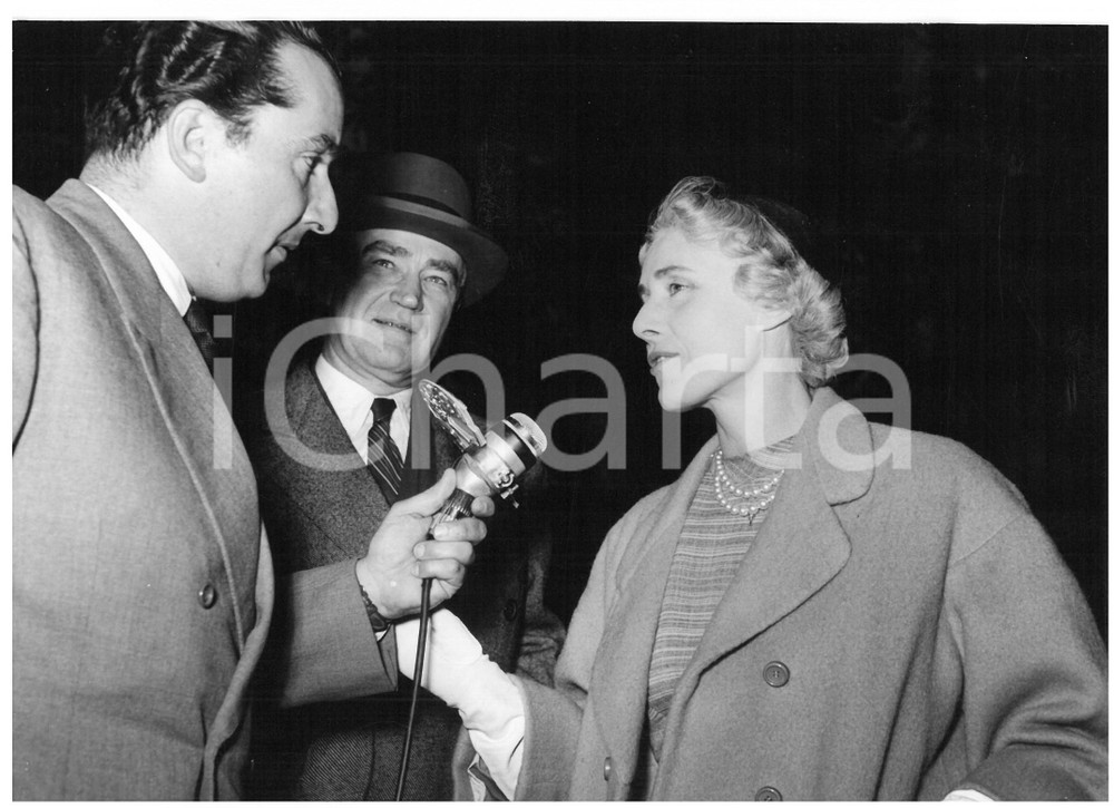 1953 ROMA Clare BOOTHE LUCE rilascia intervista ai giornalisti *Foto 18x13 cm Fotografia d'epoca con didascalia coeva al verso.  CONDIZIONI: FAIR (ondulazione al margine superiore; minima piegatura al margine inferiore) CONDIZIONI: 18x13 cm    originale e autentica 1