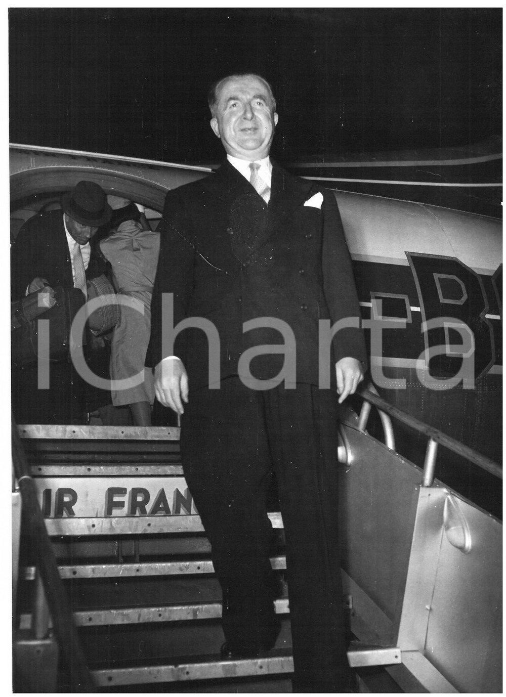 1957 ROMA - AIR FRANCE Giuseppe PELLA al rientro dagli USA *Foto 13x18 cm Fotografia d'epoca con didascalia coeva al verso.  CONDIZIONI: FAIR (piegatura al margine destro; sovraimpressioni al centro) CONDIZIONI: 13x18 cm    originale e autentica 1
