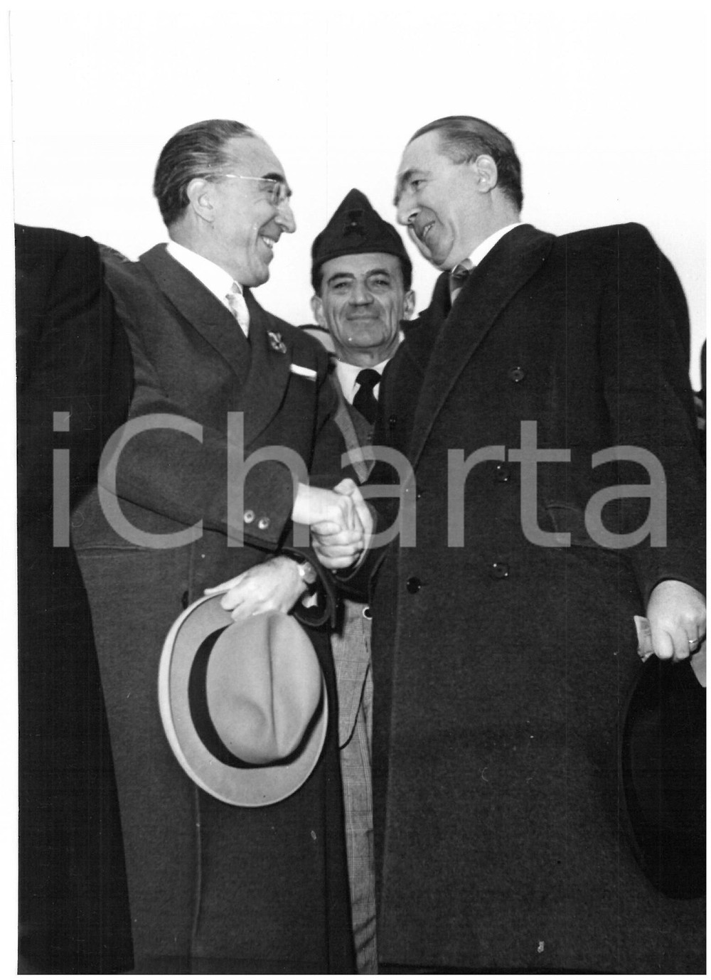 1953 FOGLIANO REDIPUGLIA Stretta di mano tra Giuseppe PELLA e Gianni BARTOLI  Fotografia d'epoca con didascalia coeva al verso.  CONDIZIONI: G (ma lieve ondulazione e sovraimpressione al margine destro) CONDIZIONI: 13x18 cm    originale e autentica 1