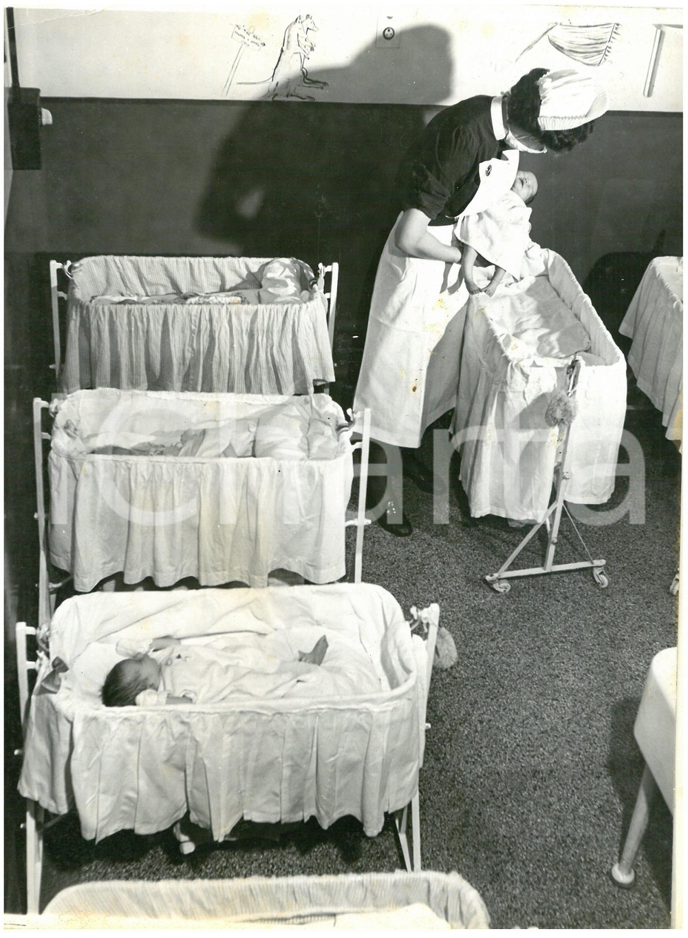 1955 ca LONDON University College Hospital - View of the nursery *Photo 15x20 Fotografia d'epoca con didascalia coeva al verso.  CONDIZIONI: FAIR (piccole macchie) CONDIZIONI: 15x20 cm    originale e autentica 1