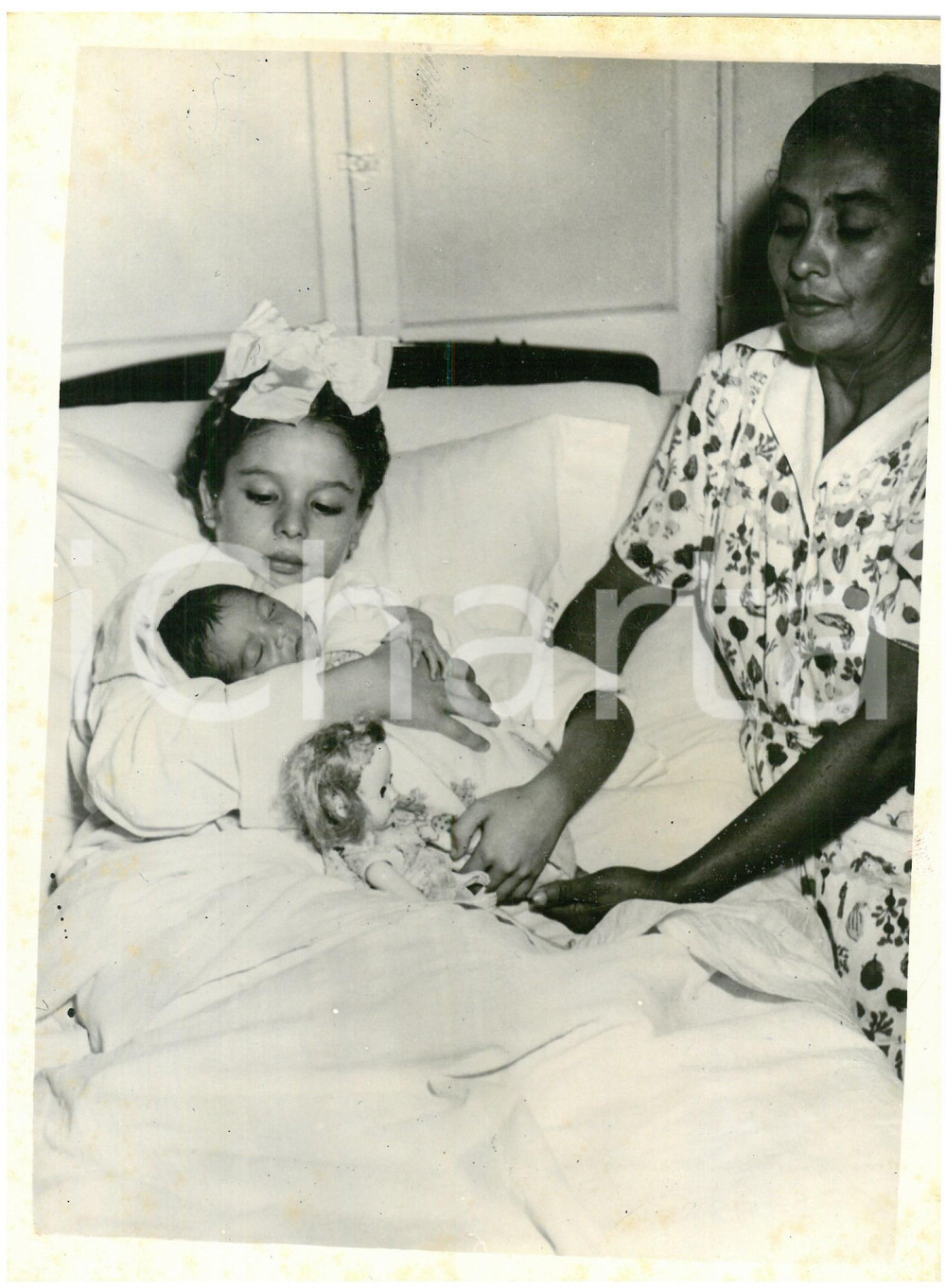 1954 COSTA RICA - LIMON Ten-year-old Felicia DELGADO GOMEZ with her baby *Photo