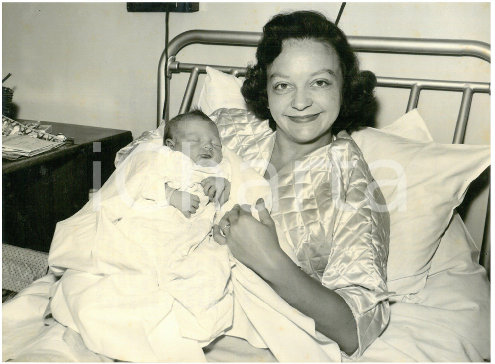 1956 CHATHAM All Saint's Hospital - Rosalind ROWE with her baby son Martin *Foto