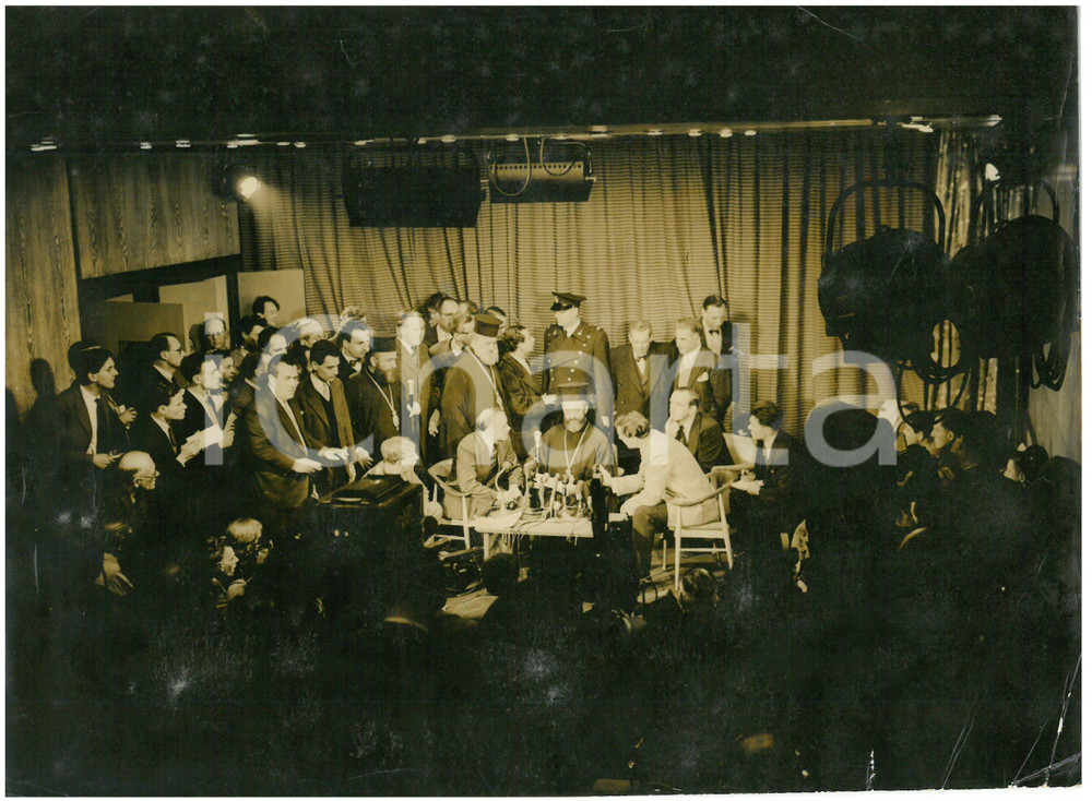 1959 LONDON Archbishop MAKARIOS III giving a press conference *Photo 20x15  cm Fotografia d'epoca con didascalia coeva al verso.  CONDIZIONI: VERY POOR (alone diffuso; piegature ai margini) CONDIZIONI: 20x15 cm    originale e autentica 1