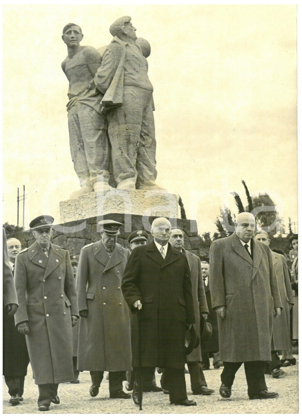 1954 ROMA Luigi EINAUDI rende omaggio ai caduti delle Fosse Ardeatine *Foto Fotografia d'epoca con didascalia coeva al verso.  CONDIZIONI: FAIR (lieve alone diffuso; minime sovraimpressioni) CONDIZIONI: 13x18 cm    originale e autentica 1