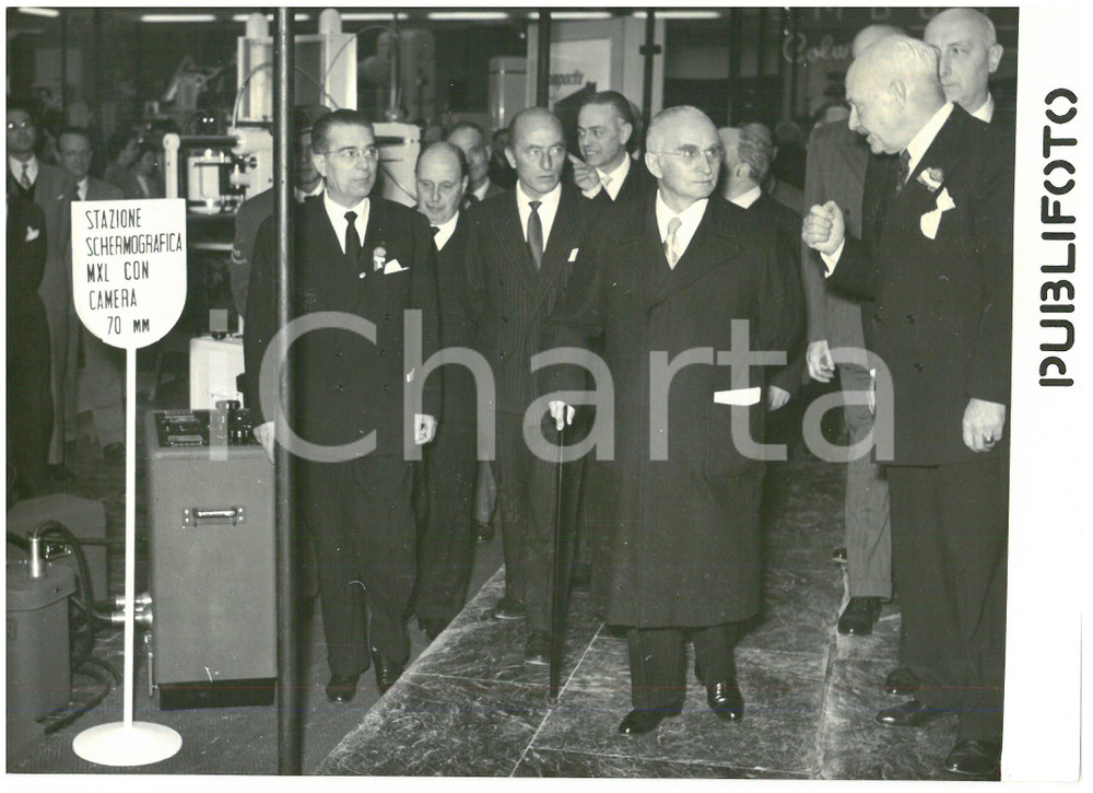 1954 ROMA Congresso internazionale di Radiologia - Arrivo di Luigi EINAUDI *Foto Fotografia d'epoca con didascalia coeva al verso.  CONDIZIONI: G (ma lievi sovraimpressioni) CONDIZIONI: 18x13 cm    originale e autentica 1