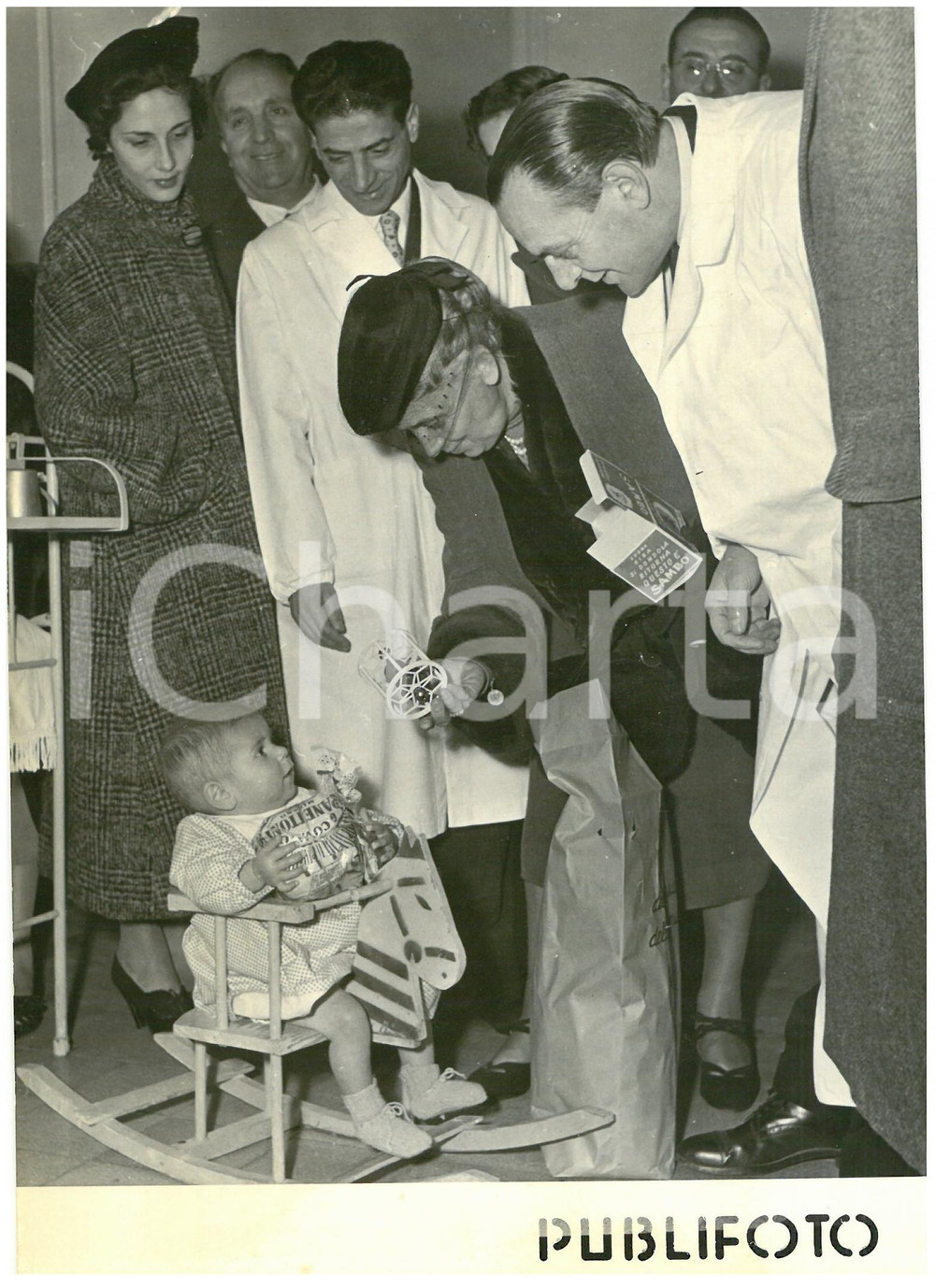 1954 NAPOLI Ospedale PAUSILIPON - Ida EINAUDI distribuisce doni ai bambini *Foto Fotografia d'epoca con didascalia coeva al verso.  CONDIZIONI: G (ma piccola sovraimpressione al margine superiore) CONDIZIONI: 13x18 cm    originale e autentica 1