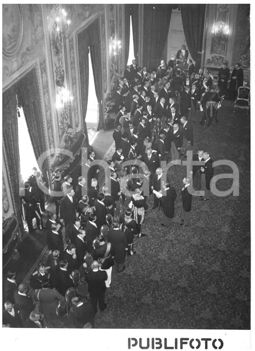 Natale 1954 ROMA Il Corpo Diplomatico porge gli auguri a Luigi EINAUDI *Foto Fotografia d'epoca con didascalia coeva al verso.  CONDIZIONI: G (ma lieve alone diffuso; sovraimpressione al margine destro; didascalia al verso danneggiata) CONDIZIONI: 13x18 cm    originale e autentica 1