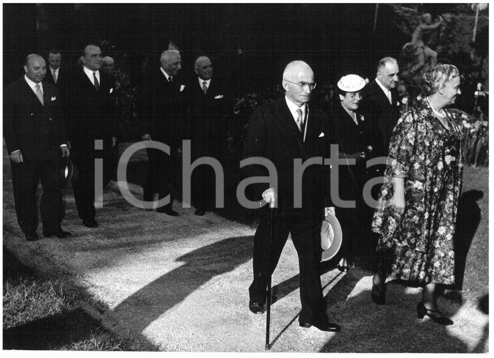 1954 ROMA Festa della Repubblica - Luigi EINAUDI con la moglie al Quirinale  Fotografia d'epoca con didascalia coeva al verso.  CONDIZIONI: POOR (piegature al centro e al margine inferiore) CONDIZIONI: 13x18 cm    originale e autentica 1