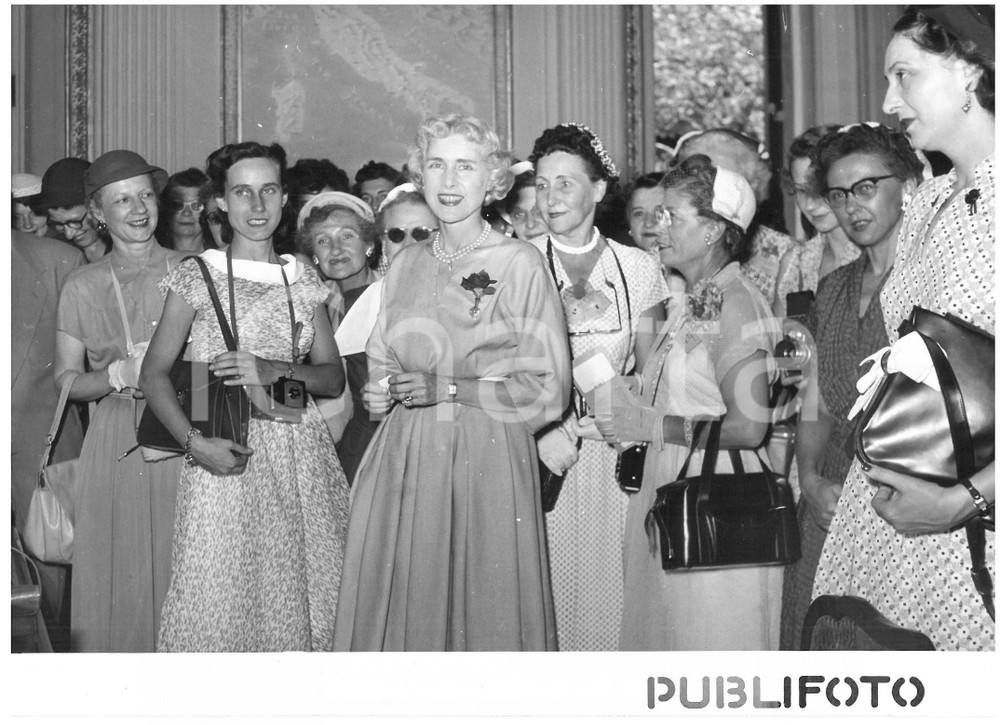1953 ROMA - Ambasciata USA - Clare BOOTHE LUCE riceve operaie GENERAL ELECTRIC  Fotografia d'epoca con didascalia coeva al verso.  CONDIZIONI: FAIR (lieve ondulazione; sovraimpressione) CONDIZIONI: 18x13 cm    originale e autentica 1