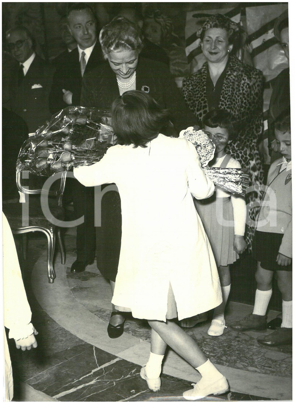 1954 ROMA Ida EINAUDI riceve omaggio floreale da una bambina *Foto 13x18 cm Fotografia d'epoca con didascalia coeva al verso.  CONDIZIONI: POOR (piegatura al margine inferiore; sovraimpressione) CONDIZIONI: 13x18 cm    originale e autentica 1