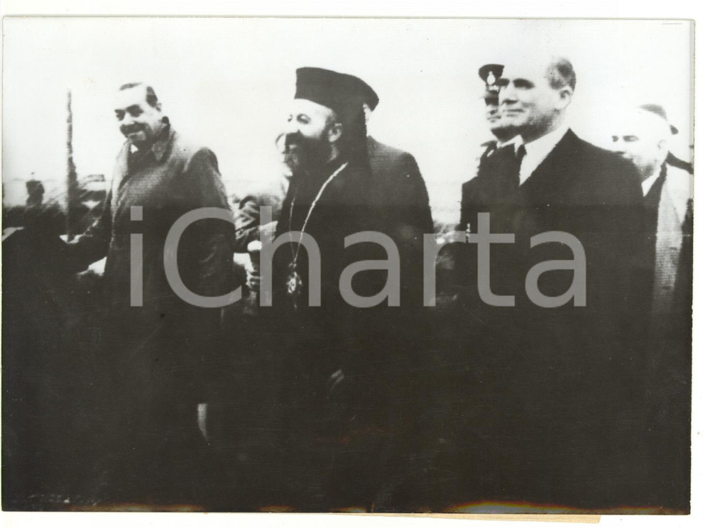1959 NICOSIA (CYPRUS) Archbishop MAKARIOS III with Hugh FOOT *Photo 18x13 cm Fotografia d'epoca con didascalia coeva al verso.  CONDIZIONI: POOR (bassa qualit&agrave; di stampa) CONDIZIONI: 18x13 cm    originale e autentica 1