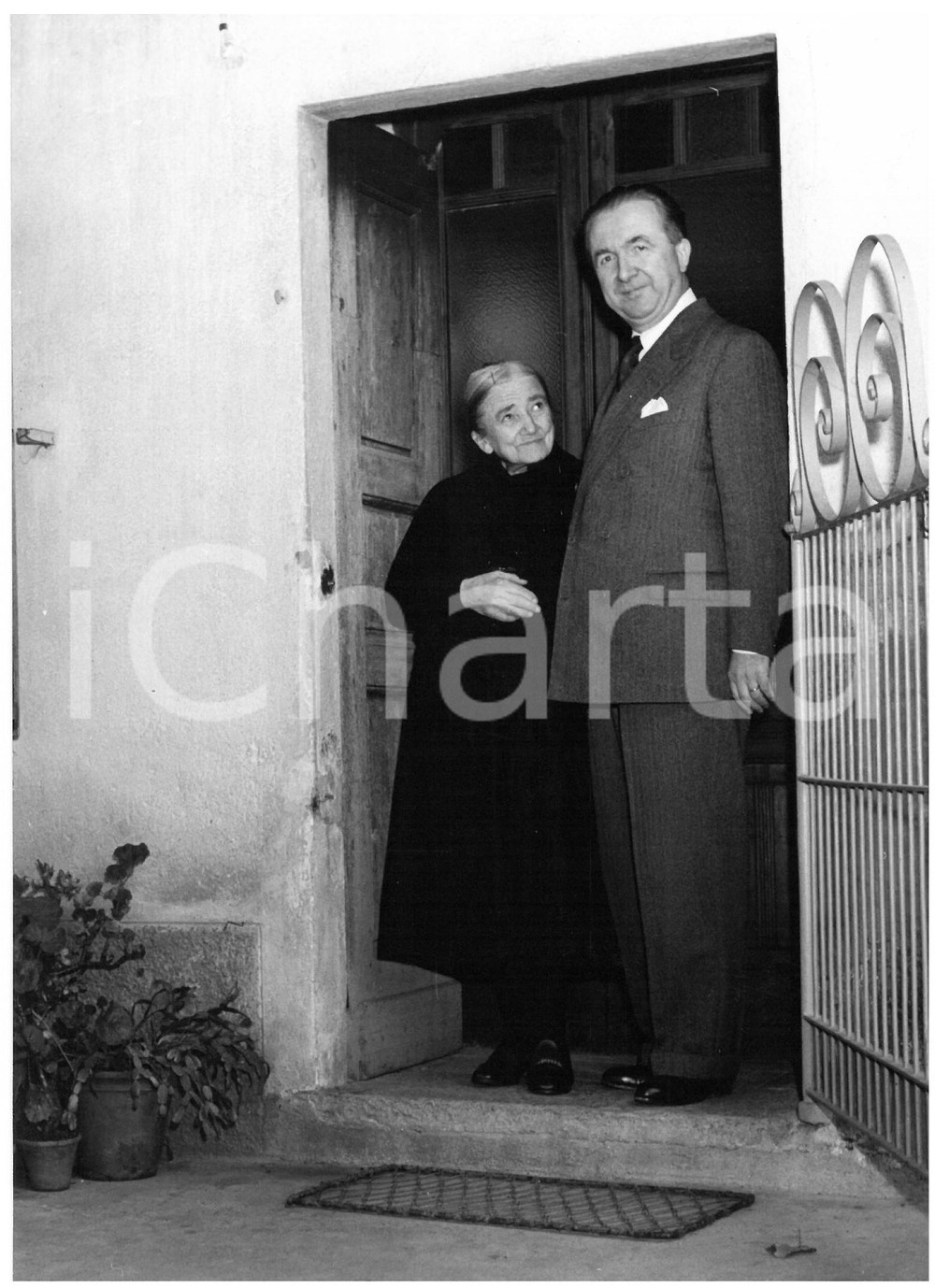 1953 VALDENGO (BI) Giuseppe PELLA con la madre nella tenuta di famiglia - Foto Fotografia d'epoca con didascalia coeva al verso.  CONDIZIONI: G CONDIZIONI: 13x18 cm    originale e autentica 1