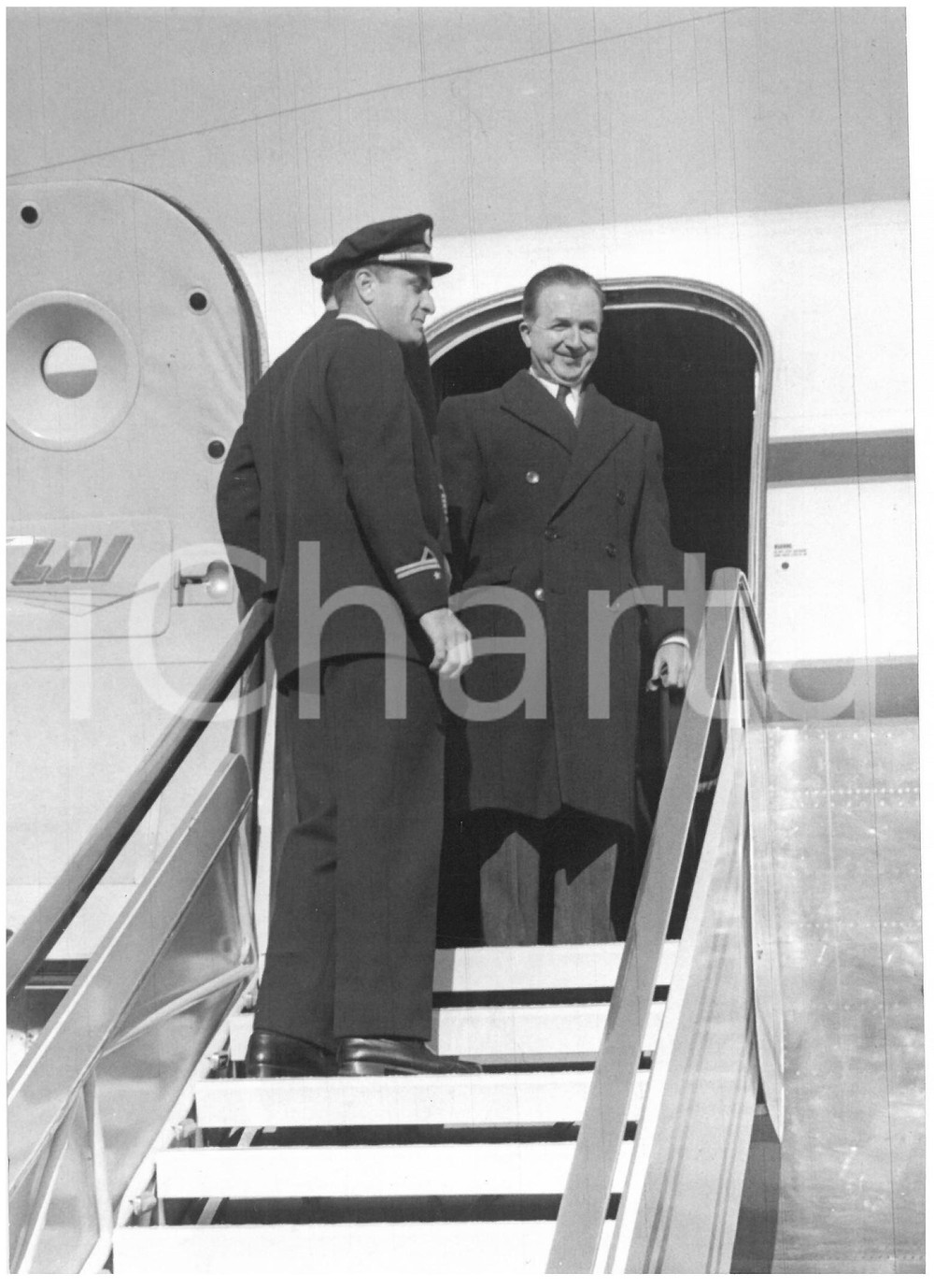 1953 ROMA - LAI Giuseppe PELLA in partenza per la TURCHIA *Foto 13x18 cm Fotografia d'epoca con didascalia coeva al verso.  CONDIZIONI: FAIR (ondulazione; sovraimpressione) CONDIZIONI: 13x18 cm    originale e autentica 1