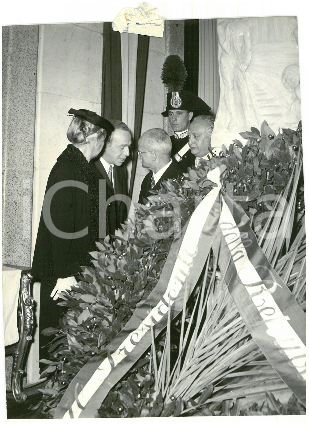 1954 ROMA Luigi EINAUDI inaugura statua in onore dei ferrovieri caduti in guerra Fotografia d'epoca con didascalia coeva al verso.  CONDIZIONI: G (ma lieve sovraimpressione) CONDIZIONI: 13x18 cm    originale e autentica 1