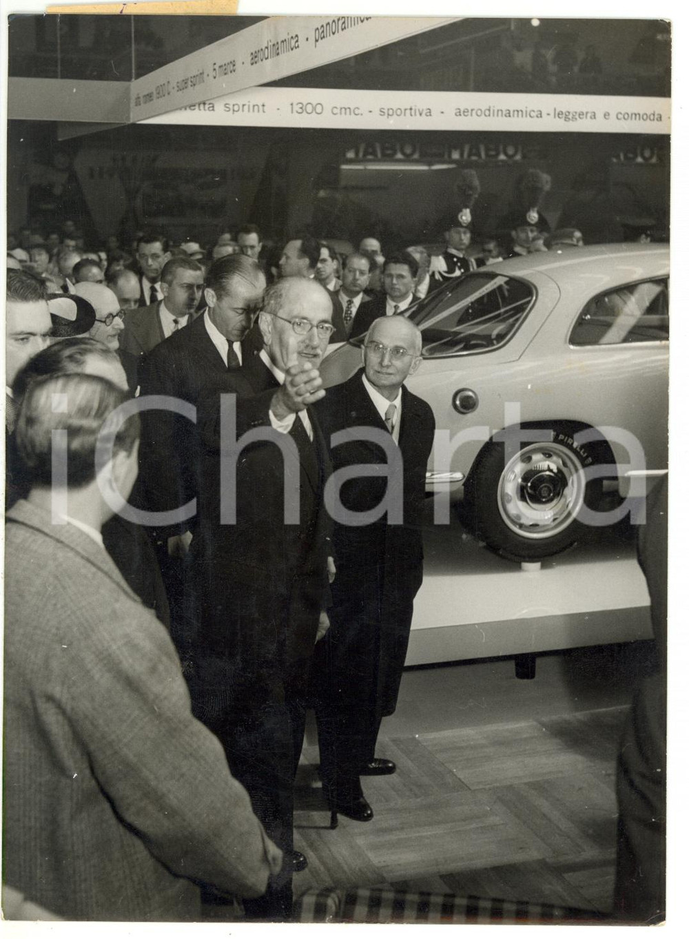 1954 TORINO Salone dell'Automobile - Luigi EINAUDI nello stand ALFA ROMEO 1900 C Fotografia d'epoca con didascalia coeva al verso.  CONDIZIONI: G (ma lieve sovraimpressione; didascalia al verso danneggiata) CONDIZIONI: 13x18 cm    originale e autentica 1