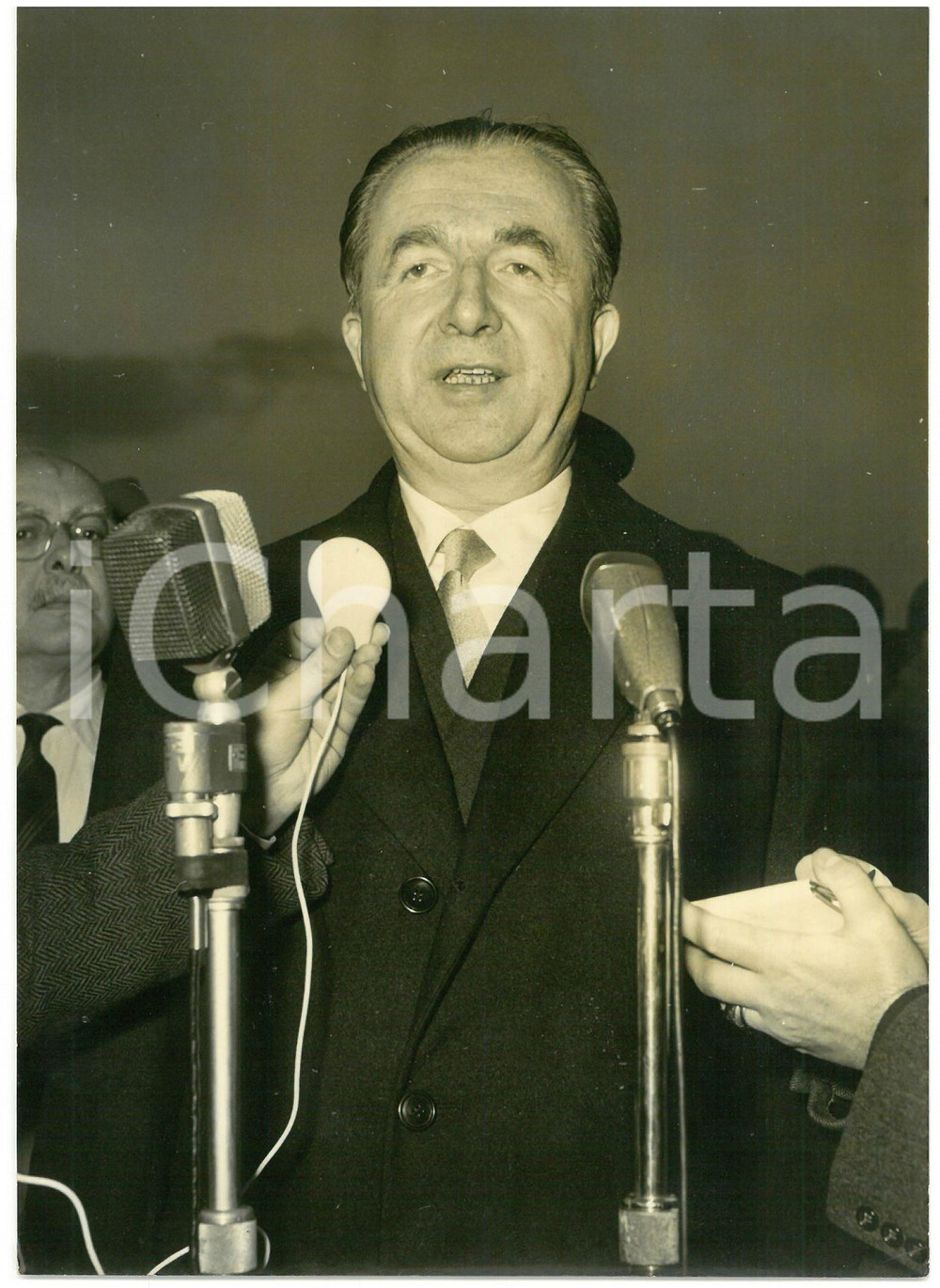 1957 ROMA Ritratto di Giuseppe PELLA durante conferenza stampa - Foto 13x18 cm Fotografia d'epoca con didascalia coeva al verso.  CONDIZIONI: FAIR (alone diffuso; sovraimpressione lungo il margine sinistro) CONDIZIONI: 13x18 cm    originale e autentica 1