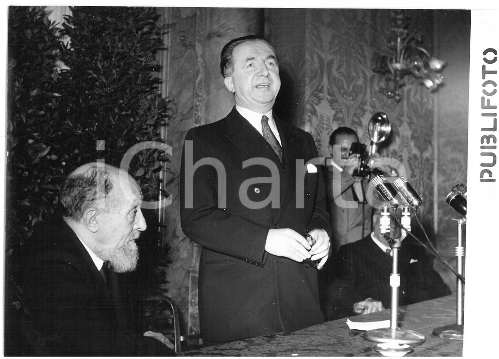 1953 ROMA Associazione della Stampa - Intervento di Giuseppe PELLA *Foto 18x13 Fotografia d'epoca con didascalia coeva al verso.  CONDIZIONI: G (ma lieve ondulazione al margine superiore) CONDIZIONI: 18x13 cm    originale e autentica 1