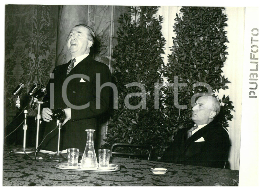 1953 ROMA Associazione della Stampa - Intervento di Giuseppe PELLA - Foto 18x13 Fotografia d'epoca con didascalia coeva al verso.  CONDIZIONI: G (ma lievi sovraimpressioni) CONDIZIONI: 18x13 cm    originale e autentica 1