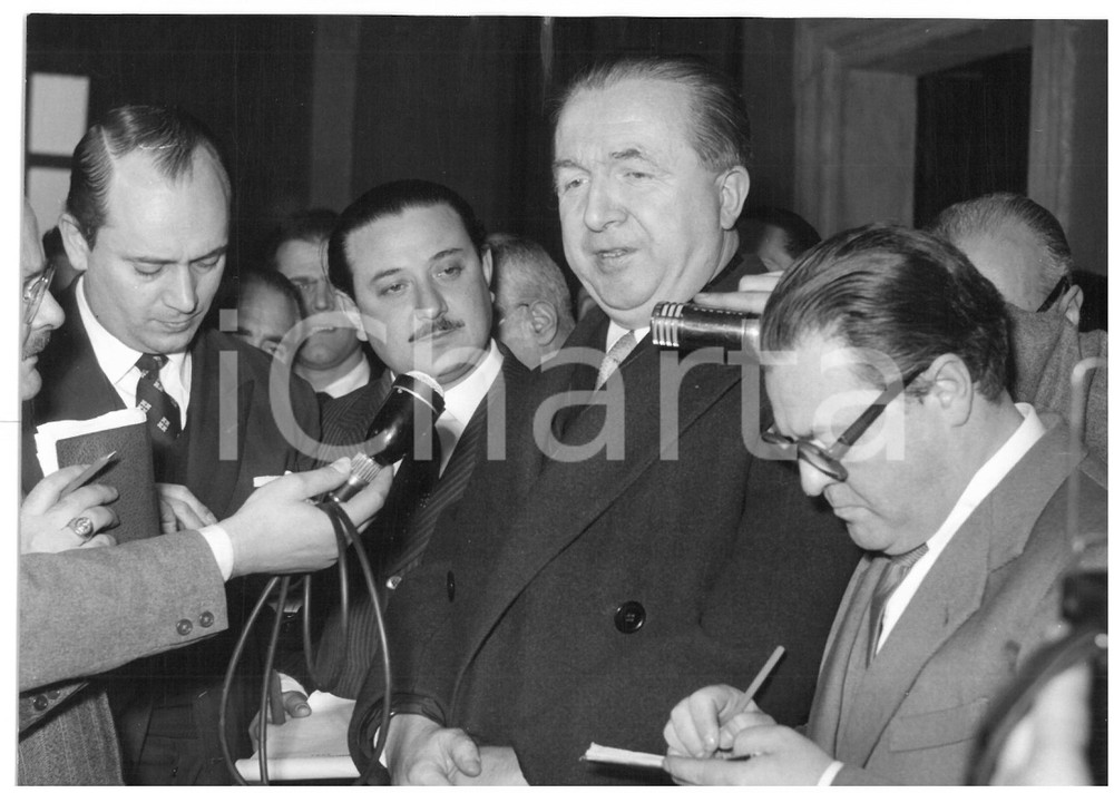 1953 ROMA Consultazioni al Quirinale - Intervista a Giuseppe PELLA *Foto 18x13 Fotografia d'epoca con didascalia coeva al verso.  CONDIZIONI: G (ma lieve ondulazione al margine superiore) CONDIZIONI: 18x13 cm    originale e autentica 1