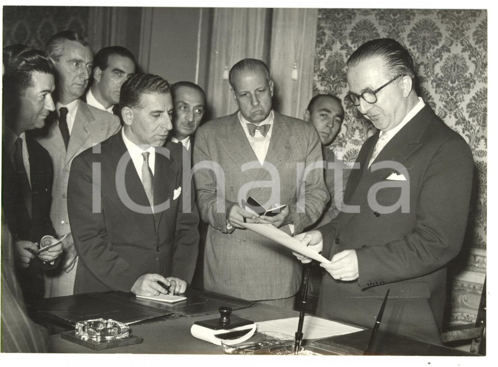 1953 ROMA Giuseppe PELLA intervistato dai giornalisti - Fotografia 18x13 cm Fotografia d'epoca con didascalia coeva al verso.  CONDIZIONI: G (ma lieve ondulazione al margine superiore; piccola sovraimpressione) CONDIZIONI: 18x13 cm    originale e autentica 1