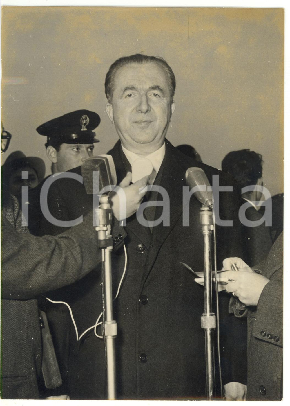 1957 ROMA Intervista a Giuseppe PELLA al ritorno dal Sud America *Foto 13x18 cm Fotografia d'epoca con didascalia coeva al verso.  CONDIZIONI: POOR (aloni e lieve ondulazione) CONDIZIONI: 13x18 cm    originale e autentica 1