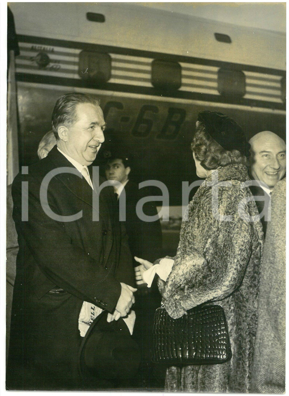 1957 ROMA Giuseppe PELLA al ritorno dal Sud America *Foto 13x18 cm Fotografia d'epoca con didascalia coeva al verso.  CONDIZIONI: FAIR (alone diffuso; lieve ondulazione) CONDIZIONI: 13x18 cm    originale e autentica 1