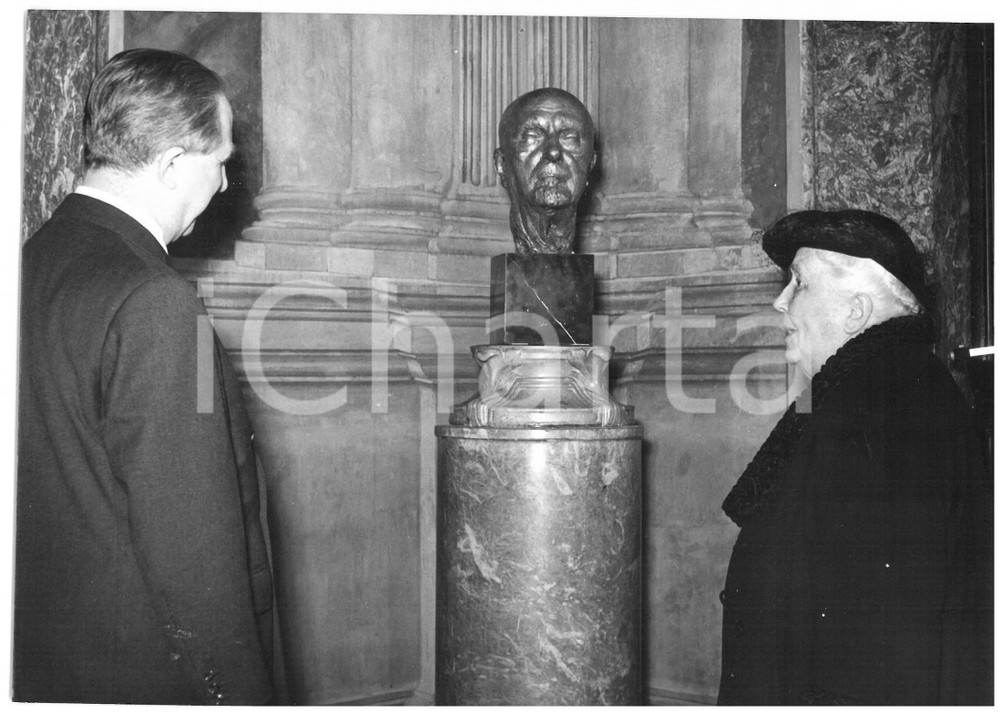 1956 ROMA Giuseppe PELLA osserva busto del ministro Carlo SFORZA *Foto 18x13 La fotografia, con didascalia coeva al verso, ritrae la vedova del ministro, Valentina Errembault de Dudzeele.  CONDIZIONI: G (ma piccola sovraimpressione) CONDIZIONI: 18x13 cm    originale e autentica 1